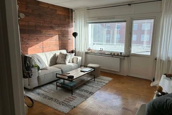 1,5:a med inglasad balkong i Huvudsta